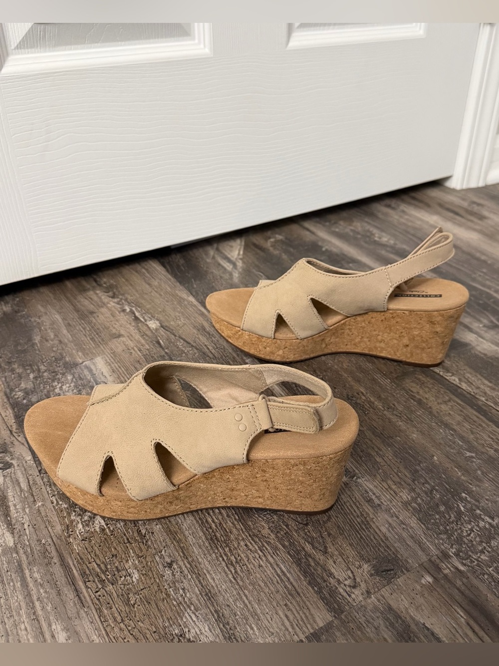 Clarks Women’s Wedges Cream and Tan Platform Sandals Size 8.5M